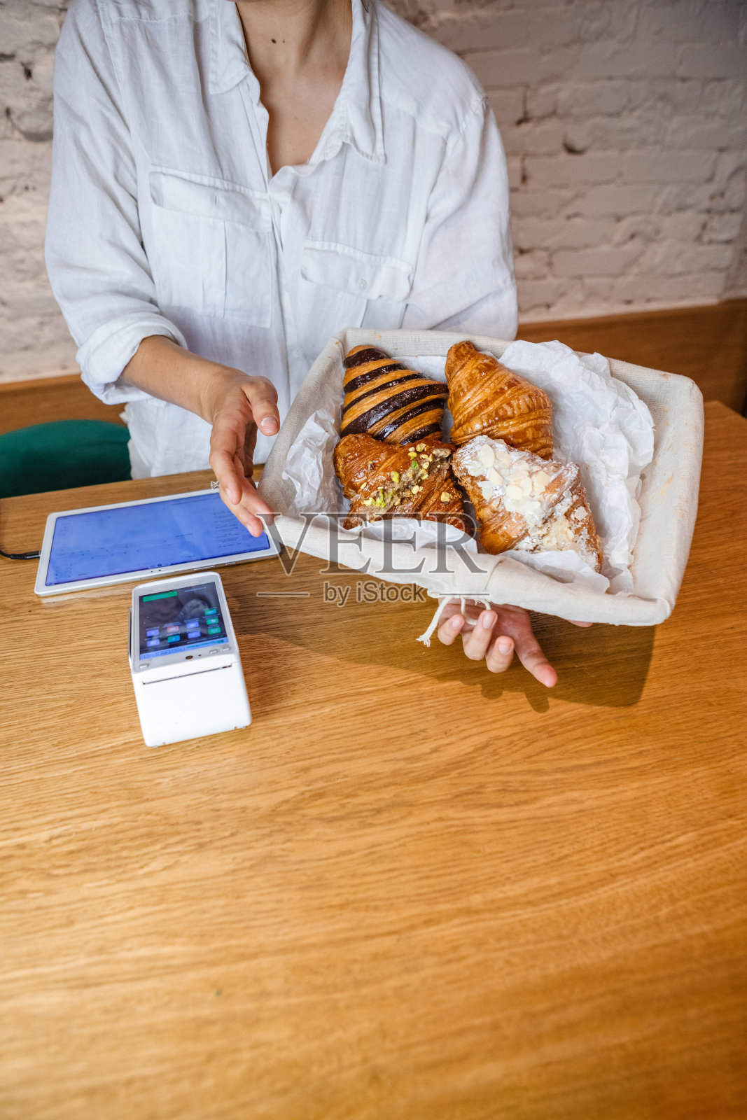 可颂面包放在法式面包房的篮子里。照片摄影图片