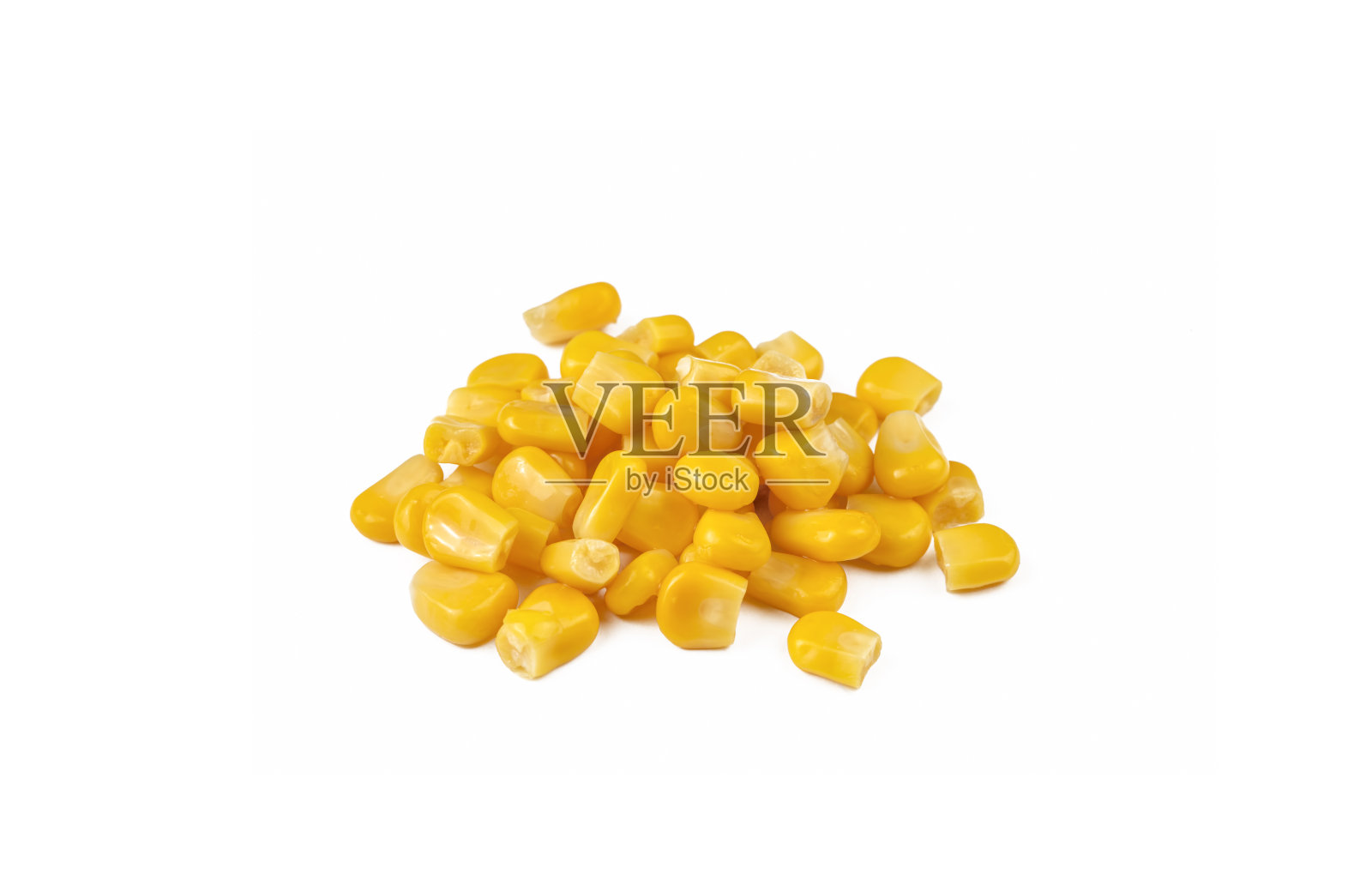 白色背景上孤立的一堆黄色甜玉米种子罐头照片摄影图片