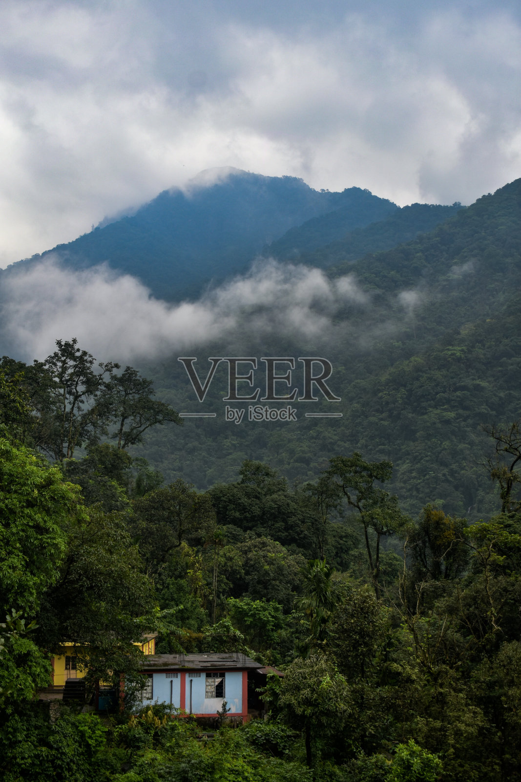 山麓上的一座房子。照片摄影图片