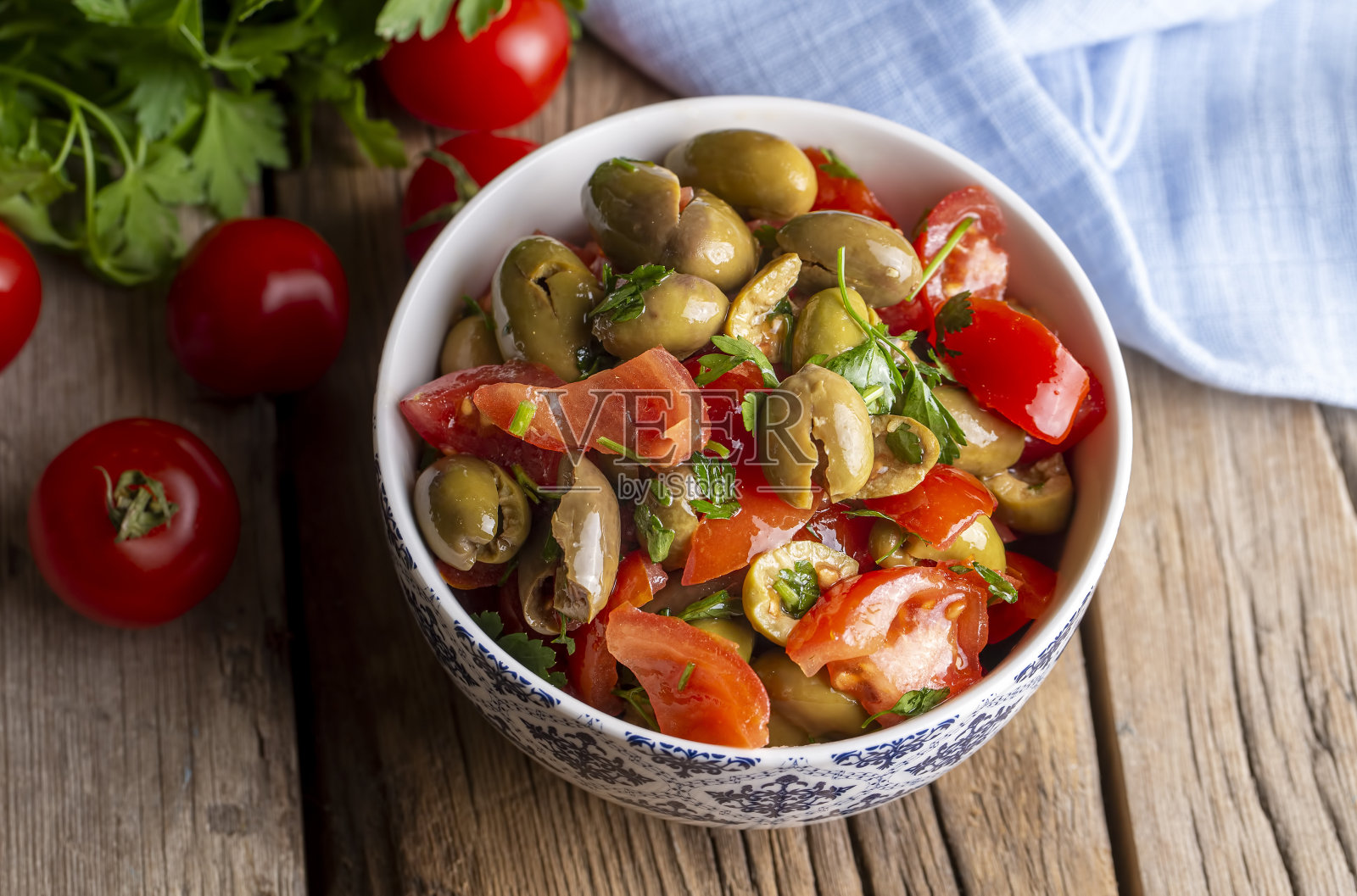 传统土耳其美食的美味;绿橄榄沙拉(土耳其名称;Kirma yesil zeytin salatasi)属于土耳其-安塔基亚地区的风味。照片摄影图片