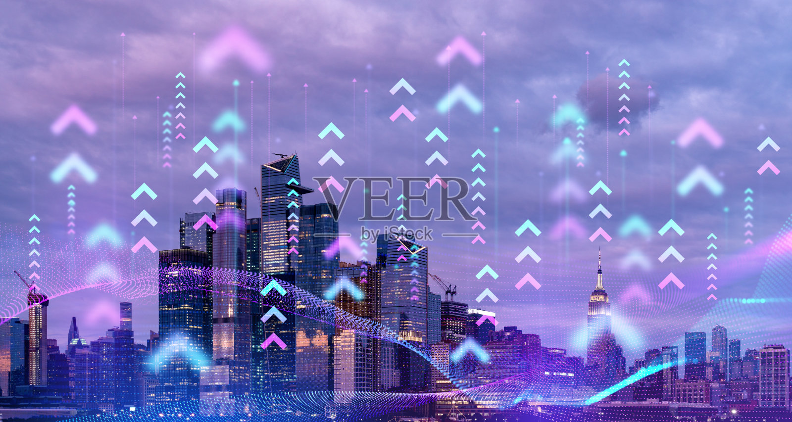 箭头和网络接口在傍晚的纽约照片摄影图片