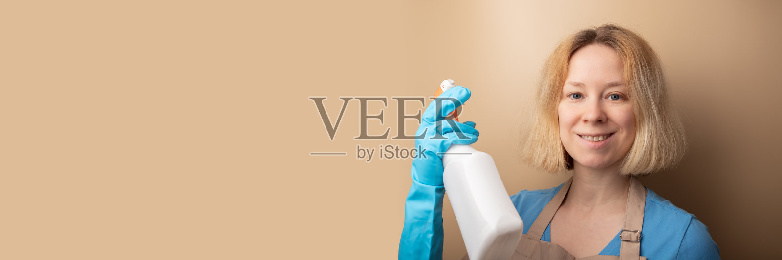 清洁服务横幅,有清洁用品的妇女,工作中的清洁工,专业的管家照片摄影图片