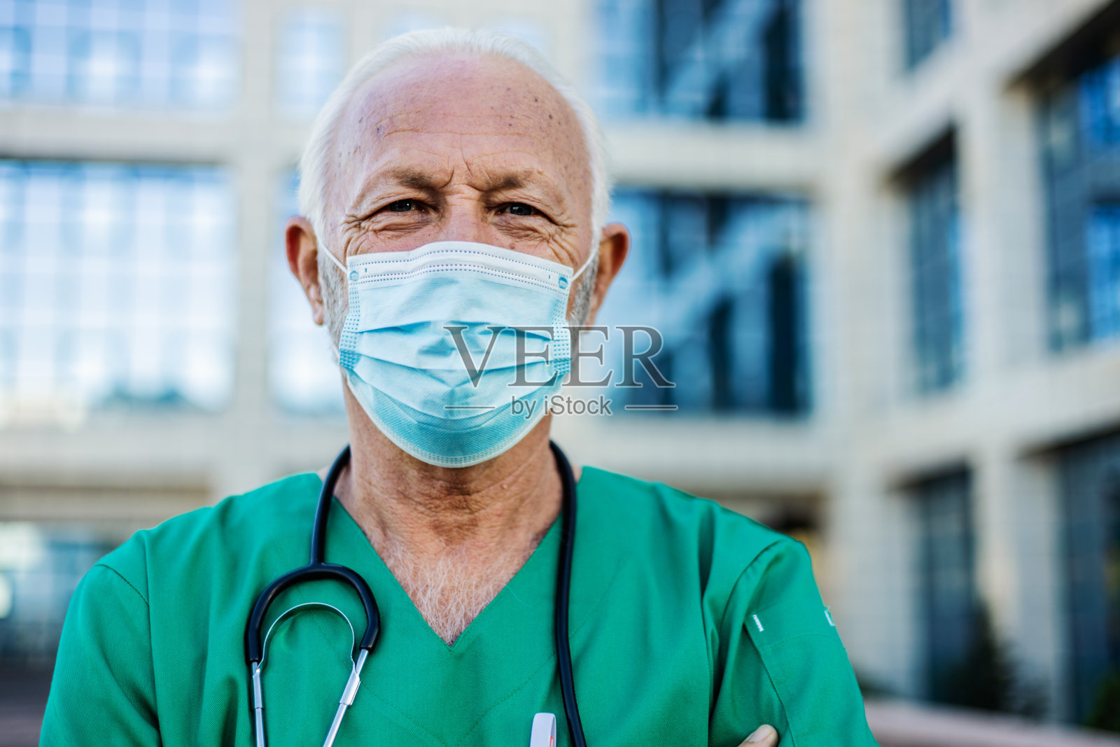 医疗信托、保险和医院服务创新的新冠肺炎、口罩和成熟男医生肖像。医务人员合规性、诊所安全政策和冠状病毒风险管理。照片摄影图片