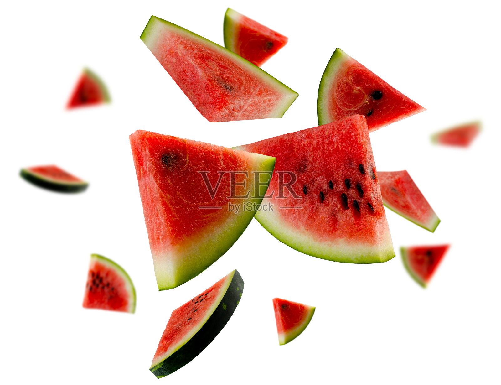 西瓜碎片在太空中飘浮。孤立于白色照片摄影图片