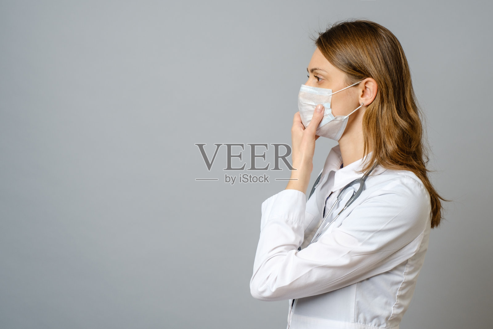 医生的肖像戴无菌口罩隔离在灰色照片摄影图片