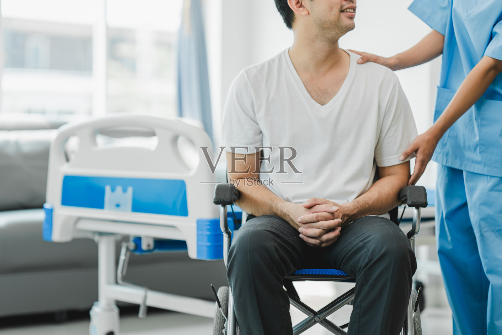 医生握着病人的手在检查你的健康时欢呼和鼓励。相信你的健康和头脑照片摄影图片