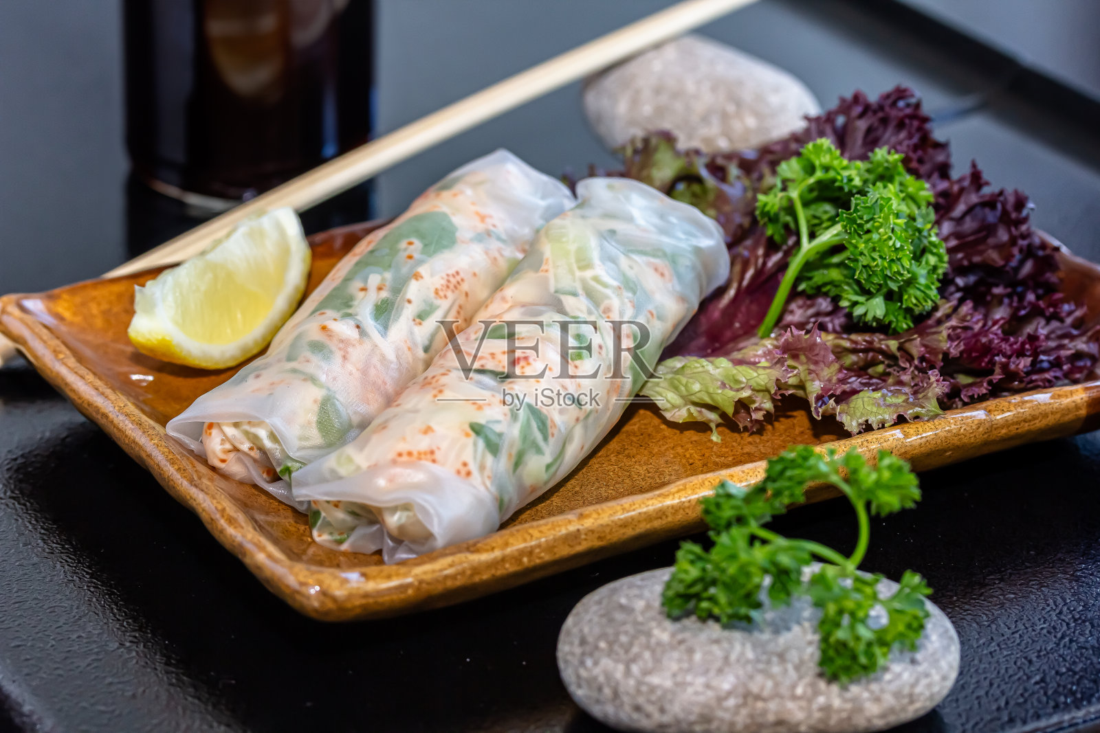 Goi cuon是一种来自越南的传统春卷,由肉、虾、蔬菜、粉丝制成,用宣纸或b?nh tr ? ng。配上酱汁照片摄影图片