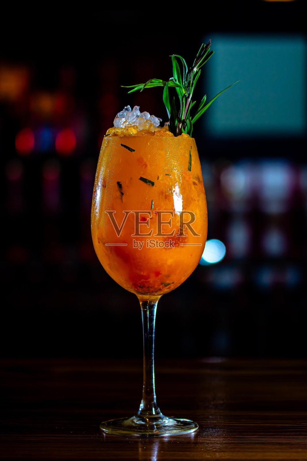 新鲜的橙和冰鸡尾酒。含酒精和不含酒精的饮料——夜总会吧台上的饮料。照片摄影图片