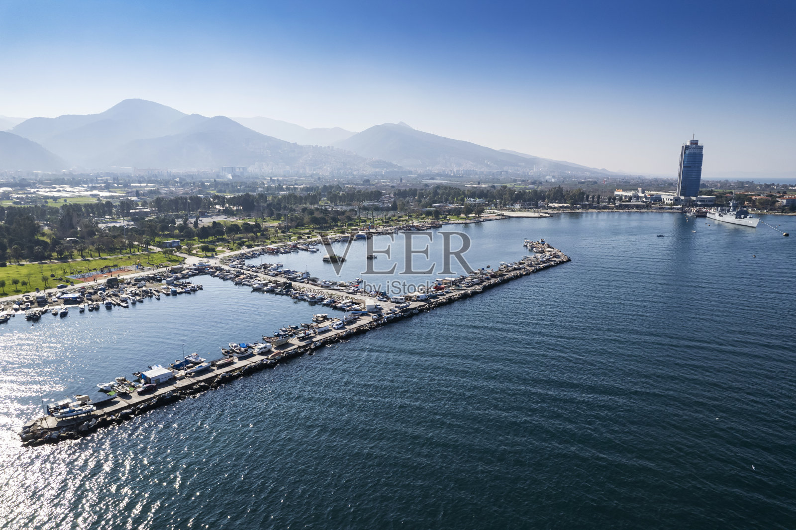 壮观的鸟瞰图,一群大火烈鸟飞过伊兹密尔,土耳其照片摄影图片