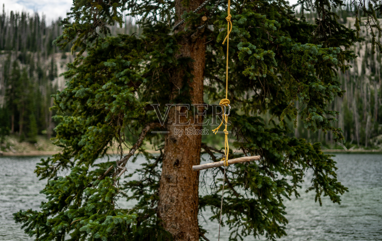 DIY露营滑索挂棒家庭露营游戏的想法照片摄影图片