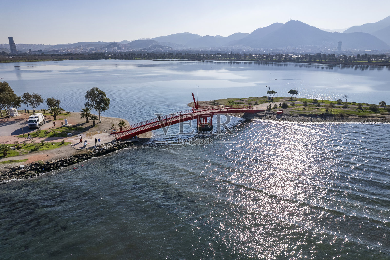 壮观的鸟瞰图,一群大火烈鸟飞过伊兹密尔,土耳其照片摄影图片