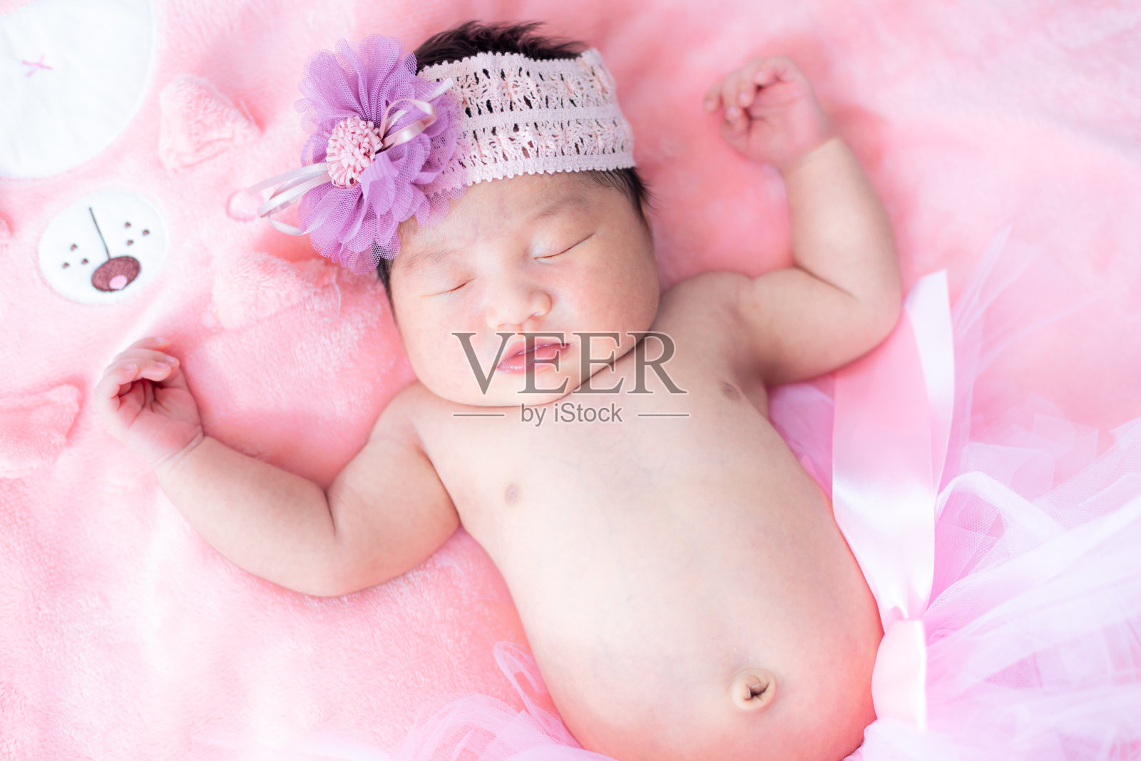 穿着粉色裙子的小女孩,穿着粉色裙子的小女孩。有选择性的重点。各位,穿着粉色芭蕾舞裙的女婴刚出生照片摄影图片