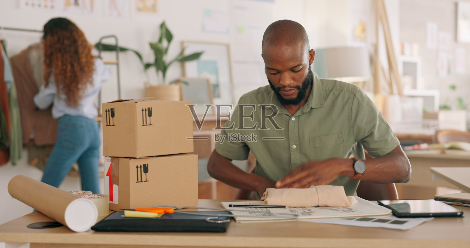 企业主,快递箱或黑人与服装包装出口或电子商务运输。Dropshipping,时尚产品或非洲企业家供应链配送货物或快递照片摄影图片