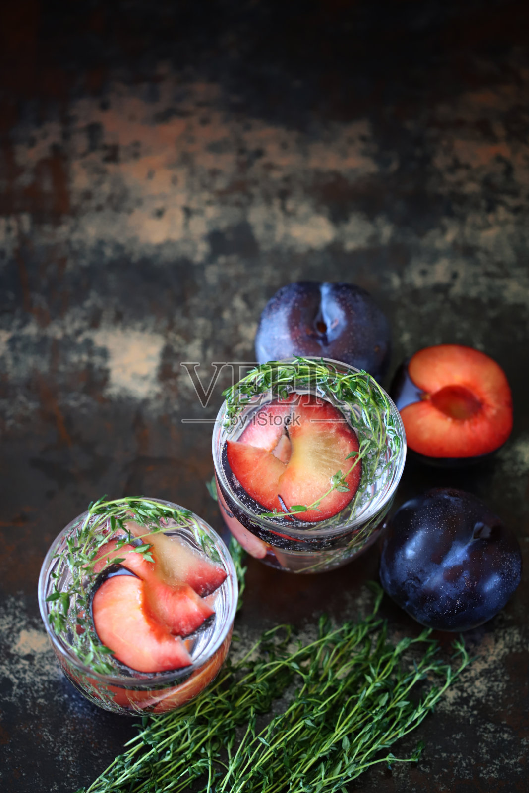 排毒饮料含有矿泉水、李子和百里香。照片摄影图片