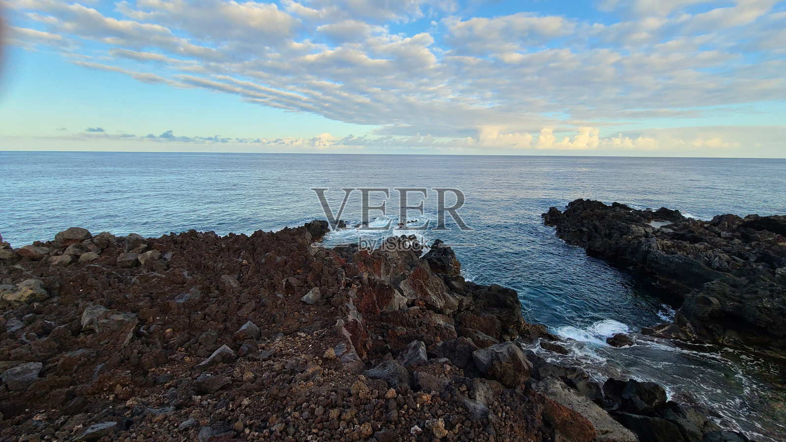 多岩石的海岸线照片摄影图片