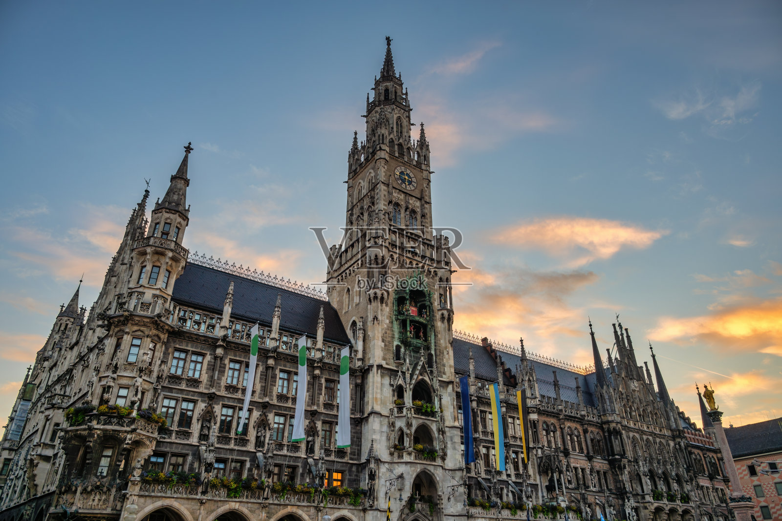 德国慕尼黑,日出城市天际线在玛丽恩广场新市政厅广场照片摄影图片