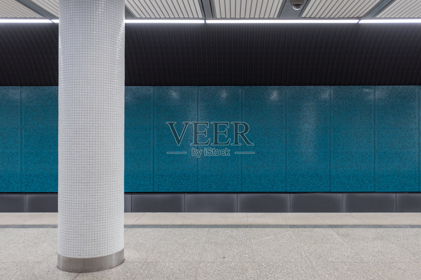 布达佩斯市区蓝色瓷砖墙的地下地铁站内部照片摄影图片