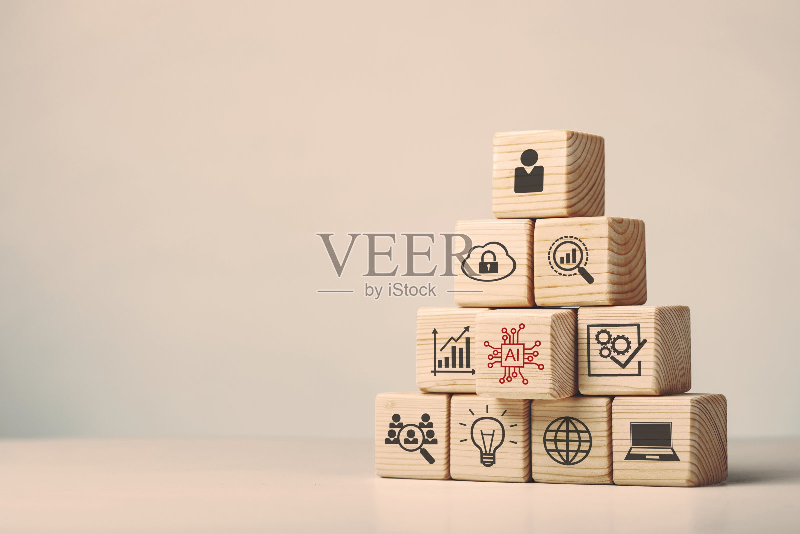 以人工智能在商业中的应用为主题组装木立方体照片摄影图片