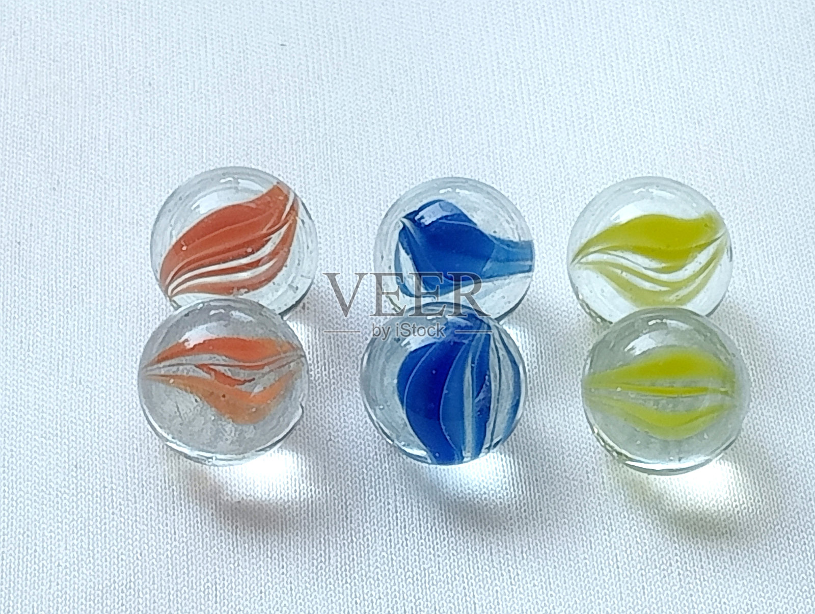 弹珠是90年代的儿童玩具。照片摄影图片