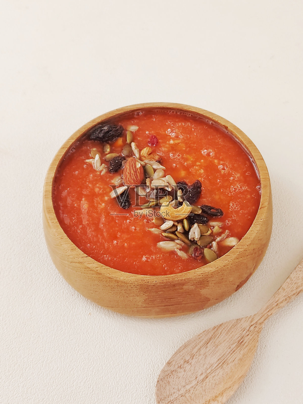 木碗上的木瓜青苹果冰沙。照片摄影图片