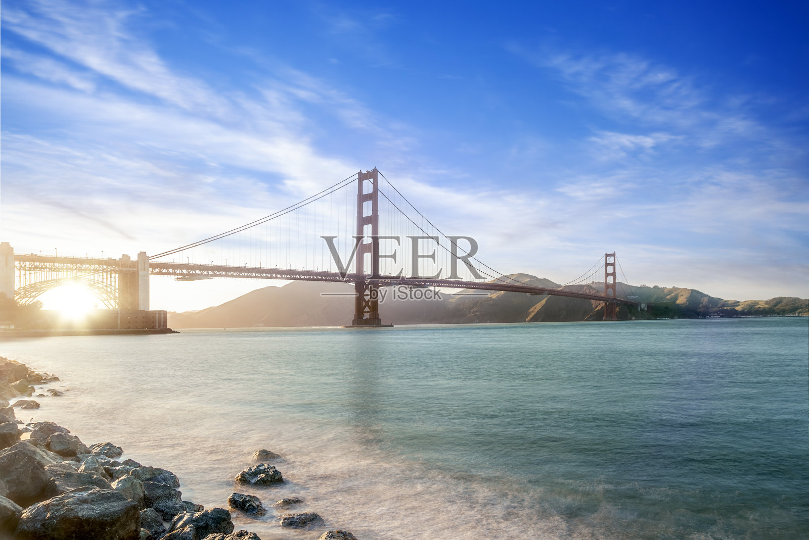 从岛上俯瞰旧金山和海湾大桥的城市景观和五彩缤纷的日落照片摄影图片