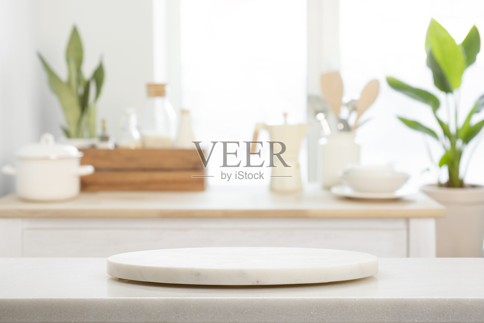 圆形底座,在模糊的厨房室内背景上为您的装饰提供自由空间照片摄影图片