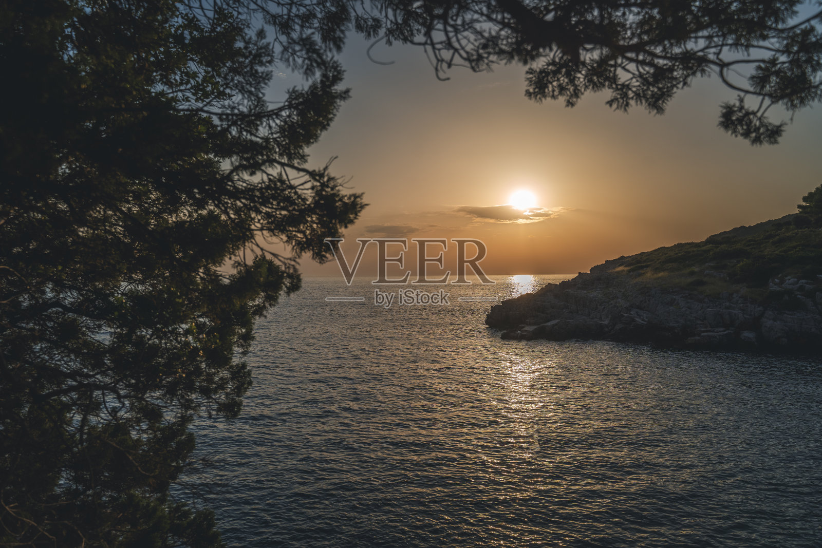 令人惊叹的日落或日出天空在海上照片摄影图片