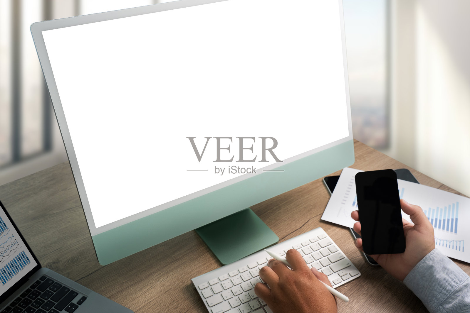 一个正在工作的年轻人正在使用台式电脑的空白屏幕照片摄影图片