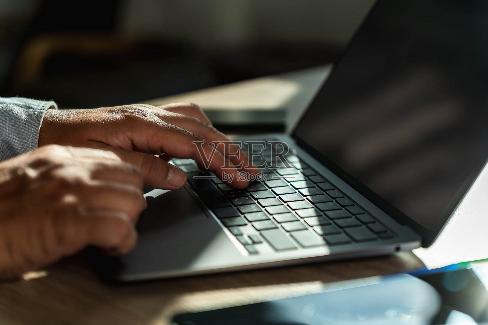 人用笔记本打字,搜索,上网浏览,在电脑上搜索引擎优化SEO技术连接求职照片摄影图片