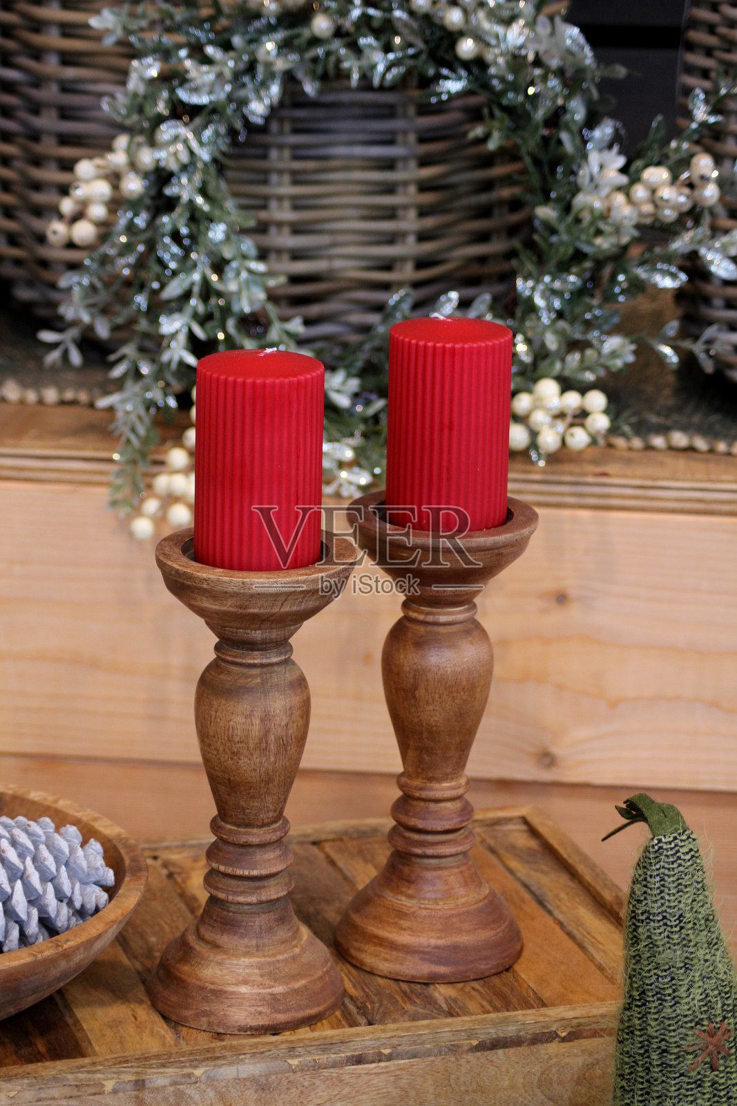 圣诞装饰用两支红色的蜡烛照片摄影图片