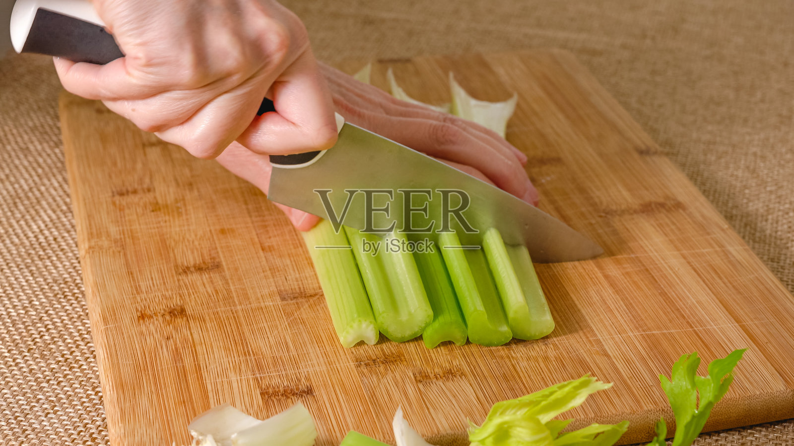 菜板上的新鲜有机绿色芹菜特写。芹菜汤菜谱,配料特写照片摄影图片
