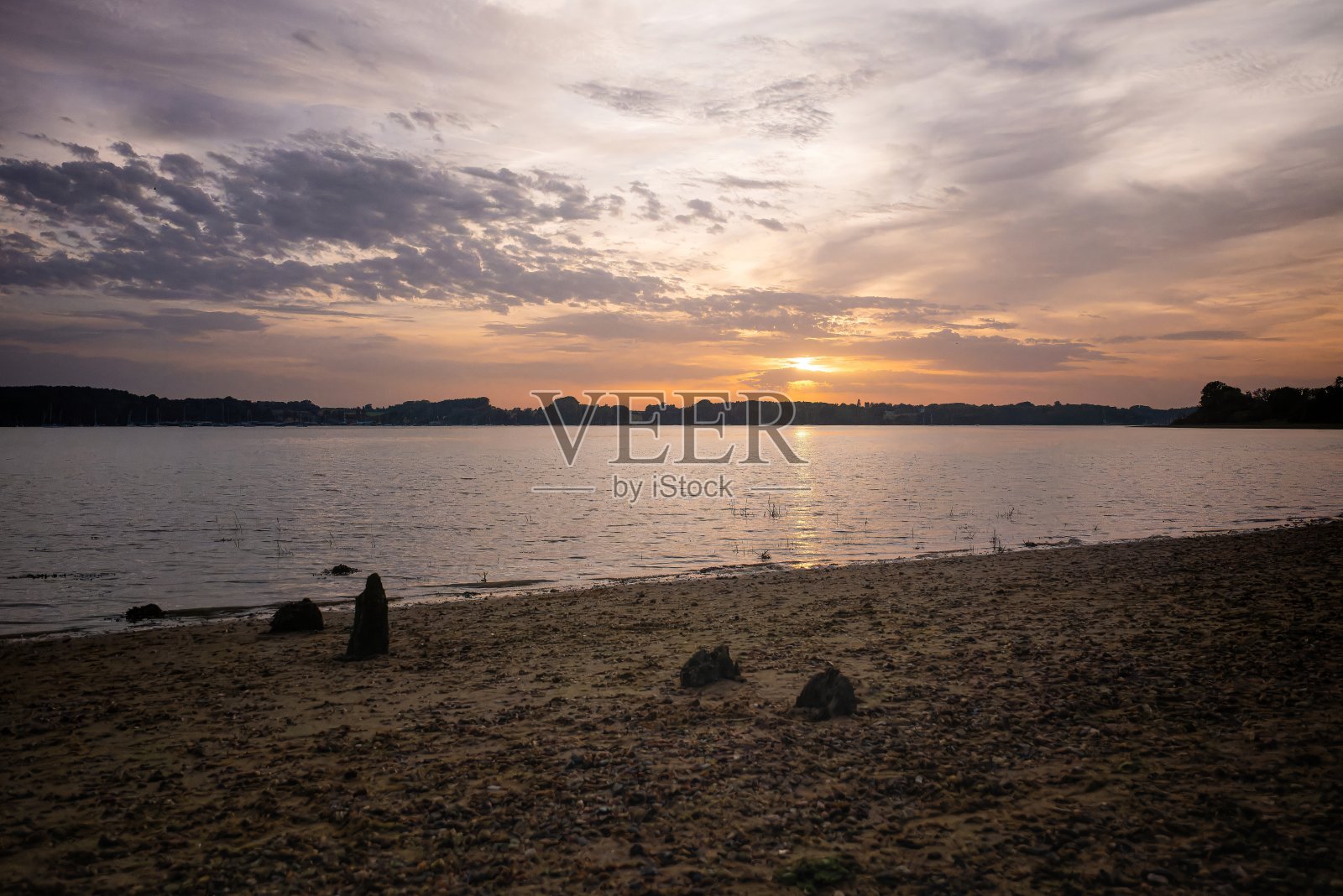 奥威尔河上一个木制码头的残迹照片摄影图片