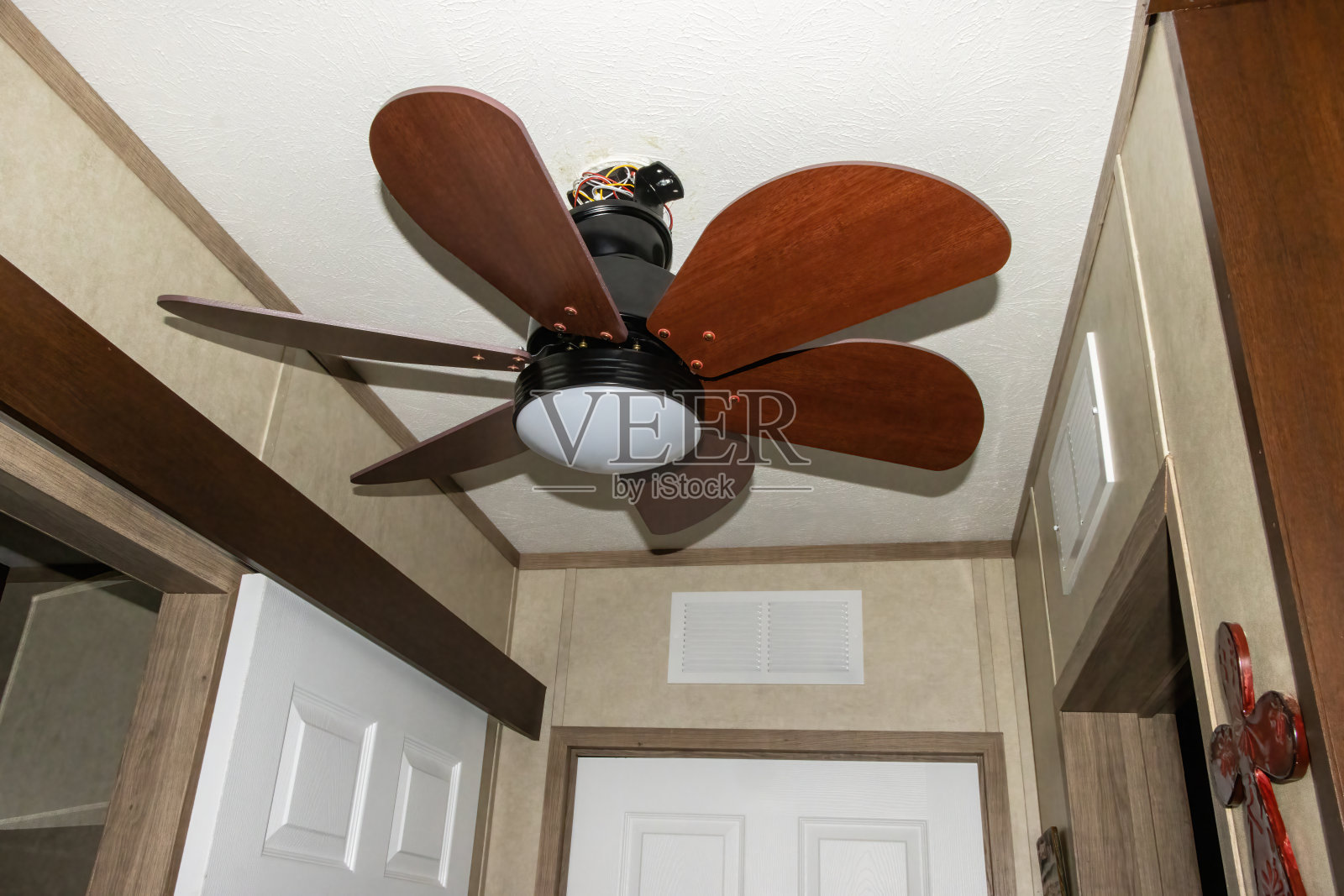 新安装的吊扇顶部电线外露照片摄影图片