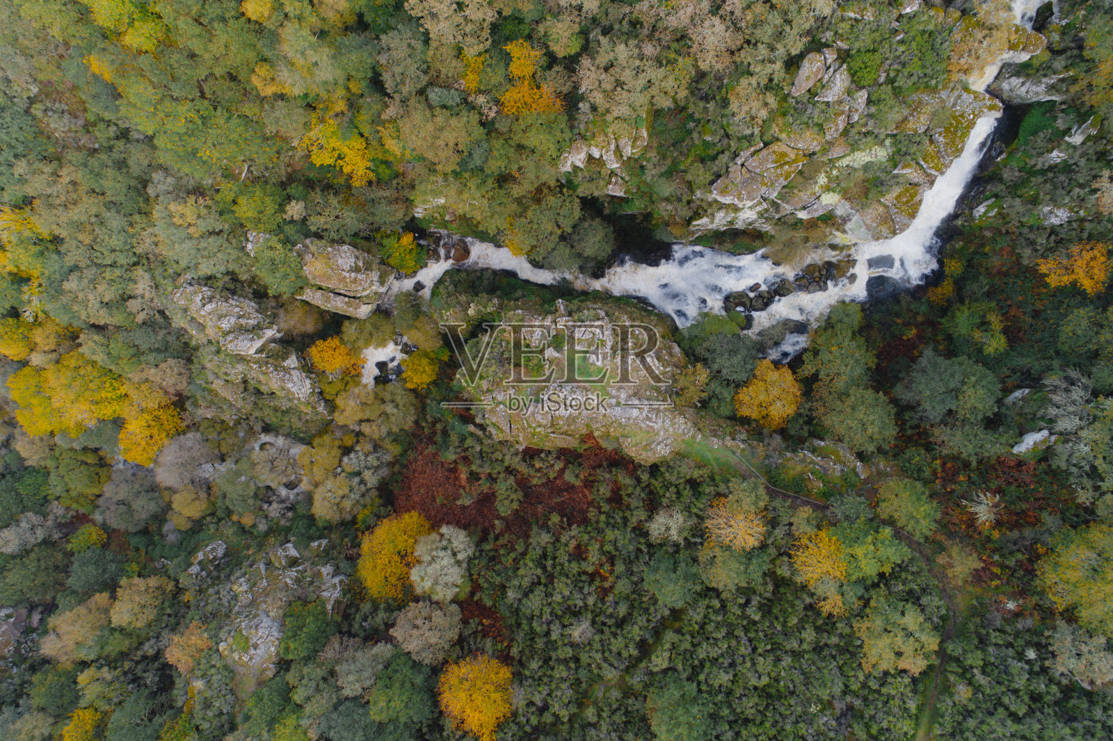 天顶无人机拍摄的山林瀑布照片摄影图片