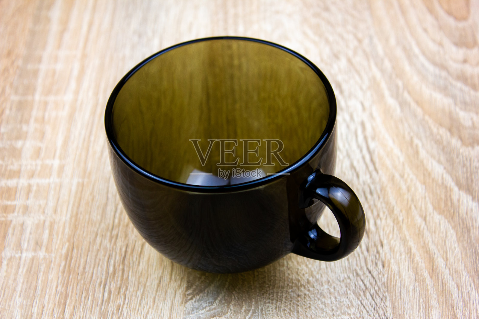 桌子上的黑色空杯子。马克杯,杯子,日常饮料。照片摄影图片