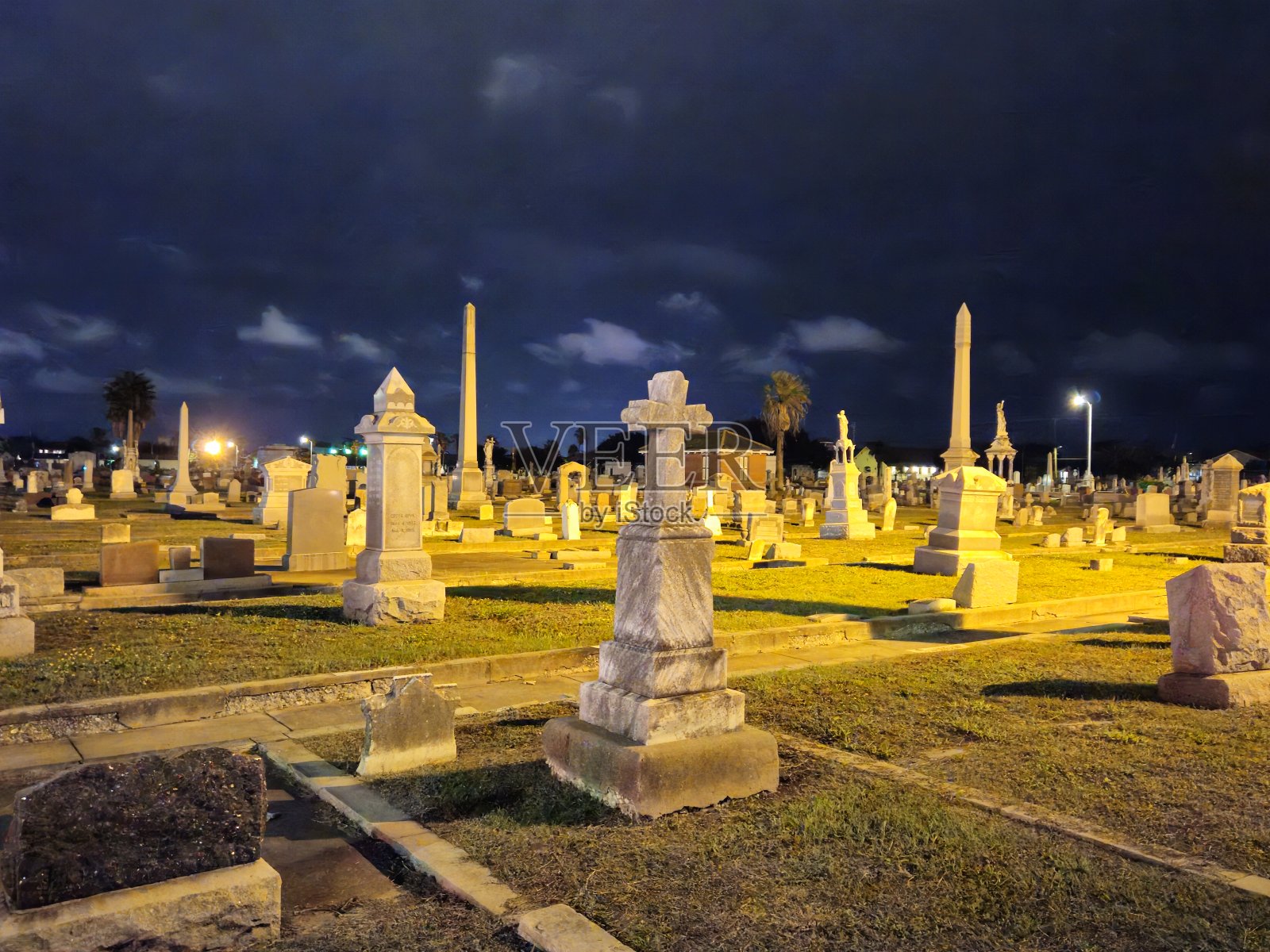 德克萨斯州加尔维斯顿夜间墓地里一排排的墓碑照片摄影图片