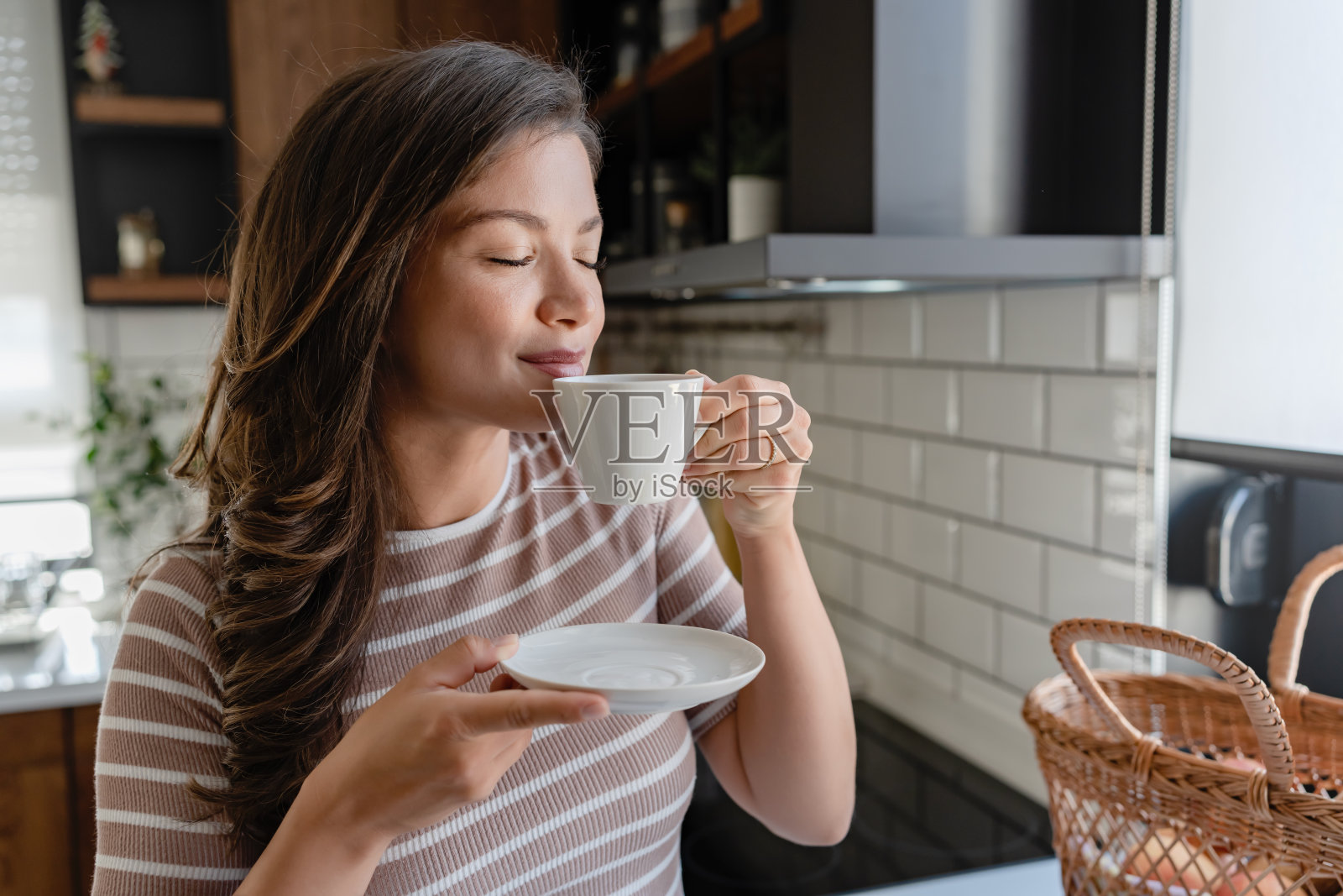 美丽的年轻女子在家里享受着她的第一杯浓缩咖啡照片摄影图片