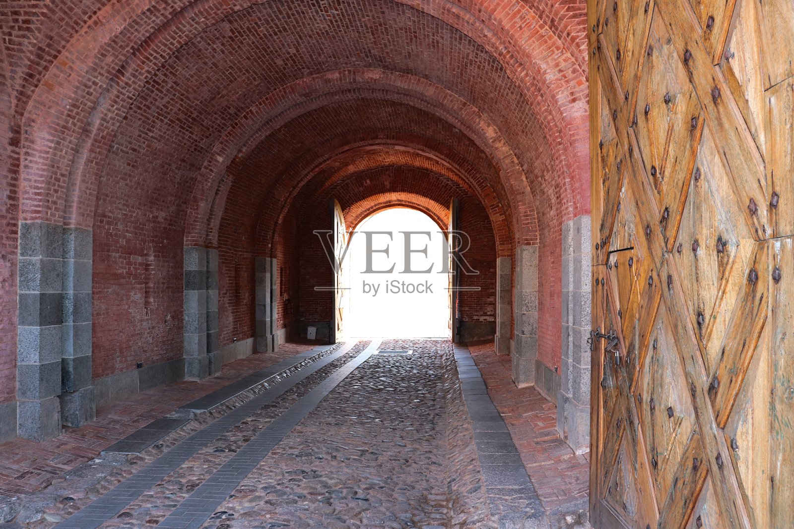 这是7月19日在拉脱维亚陶格夫匹尔斯市一座古老堡垒城墙上拍摄的狭长的通道照片摄影图片