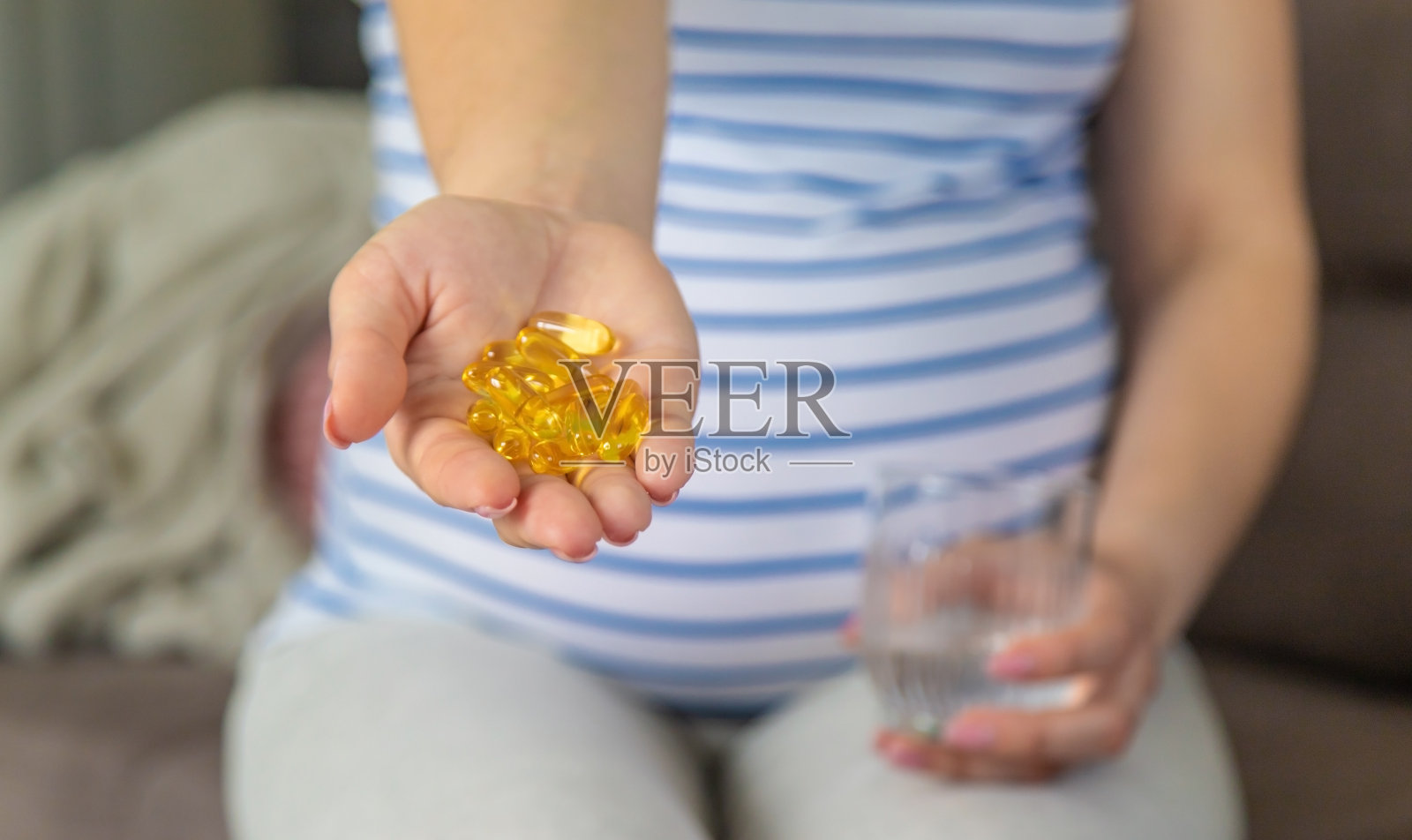 孕妇喝 Omega-3,选择性聚焦照片摄影图片