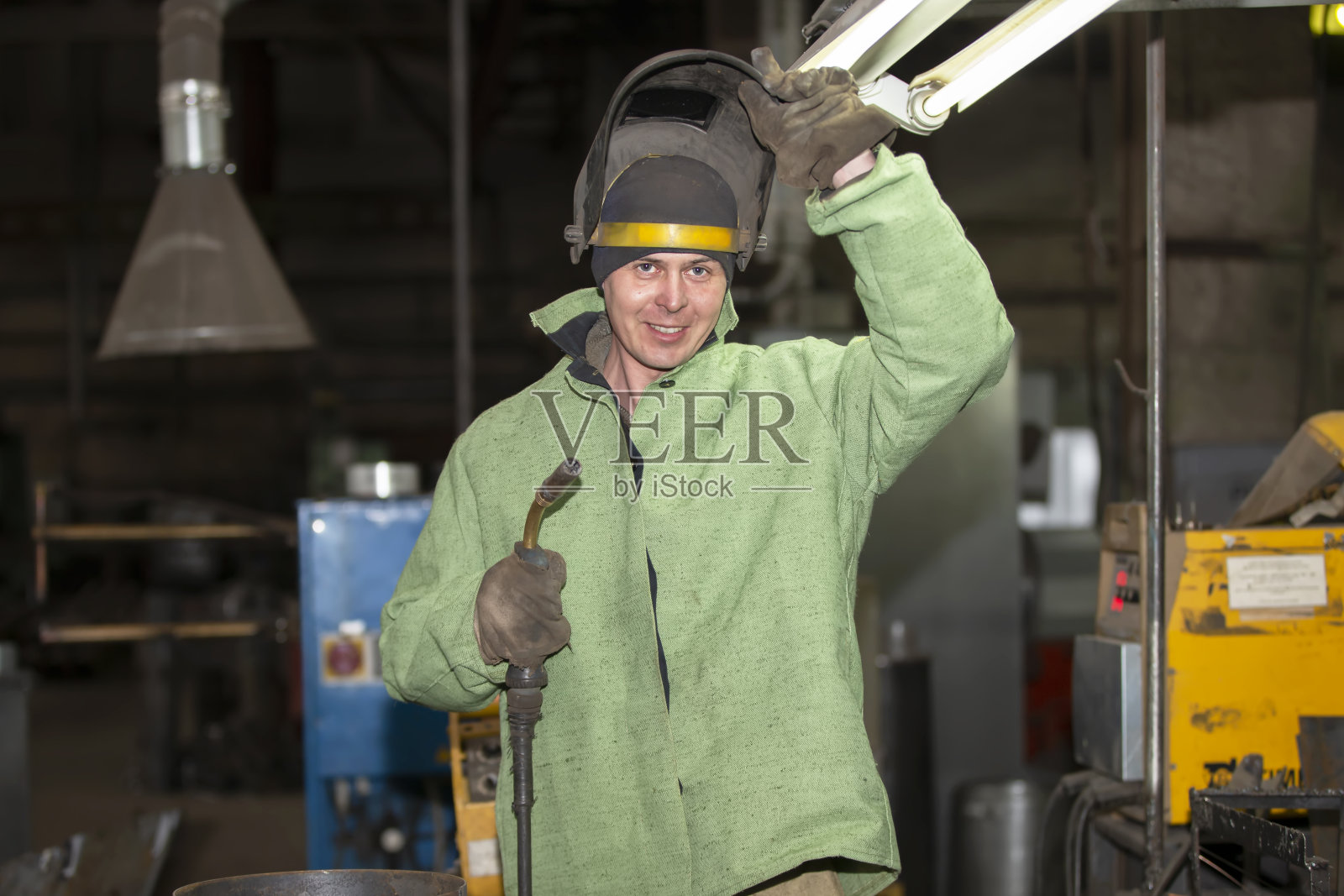 工厂里的工人焊工。照片摄影图片