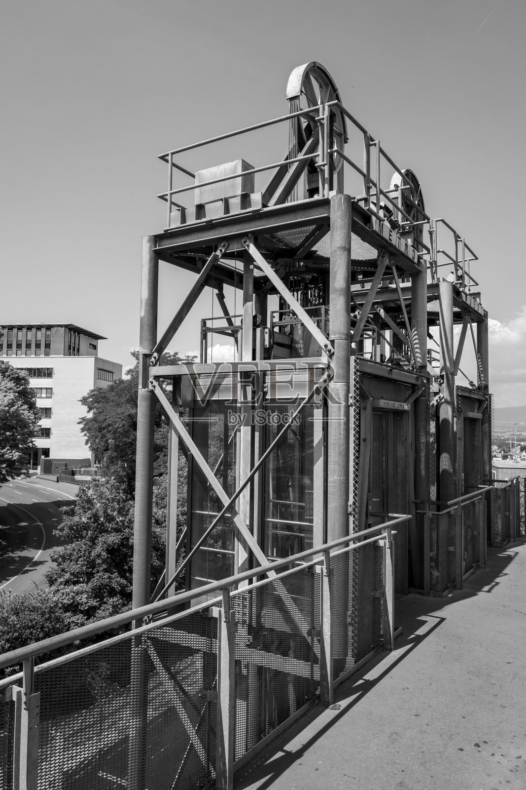 在一个城市火车站台,通往车站的电梯是空的照片摄影图片