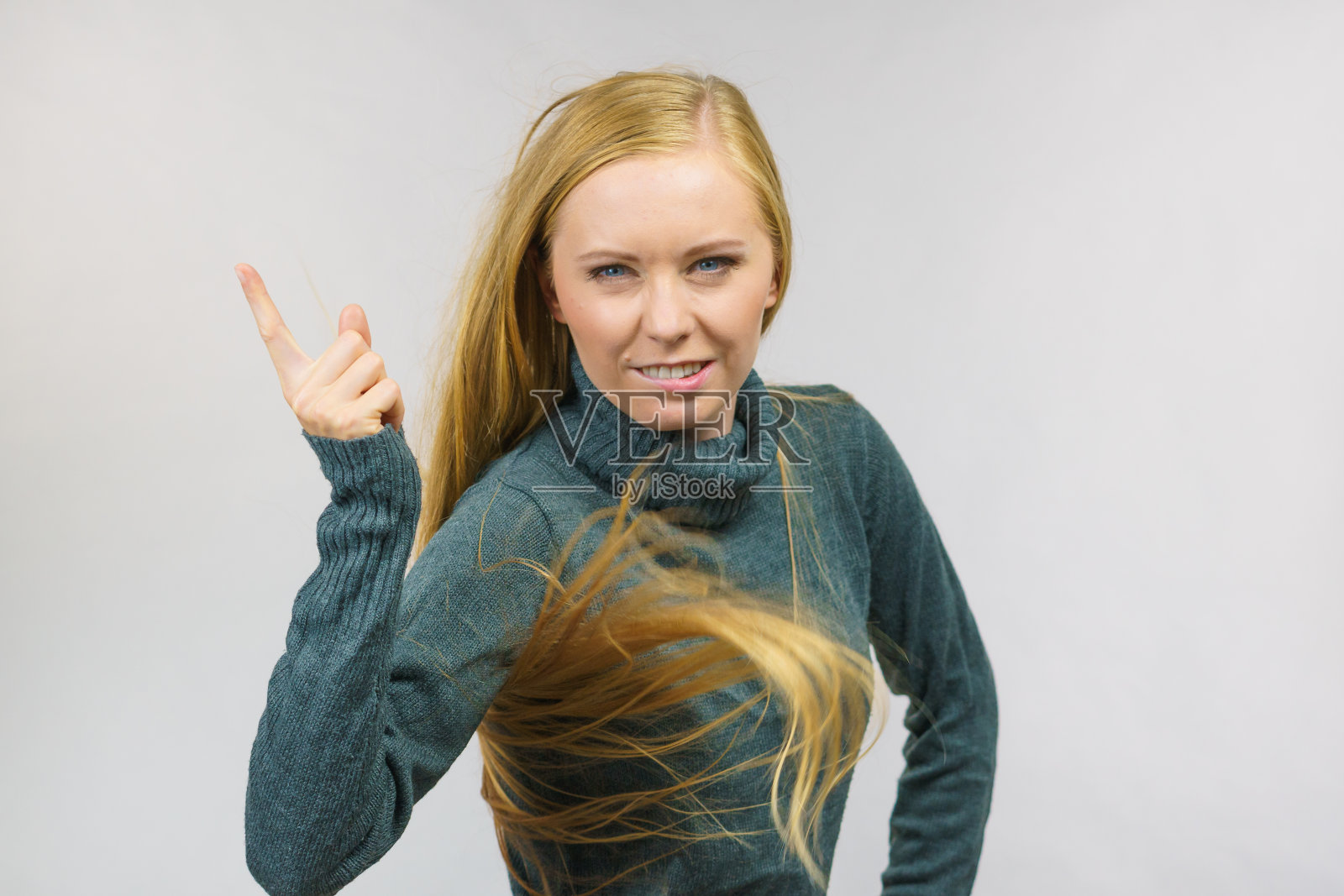 女人不高兴地用手指着照片摄影图片