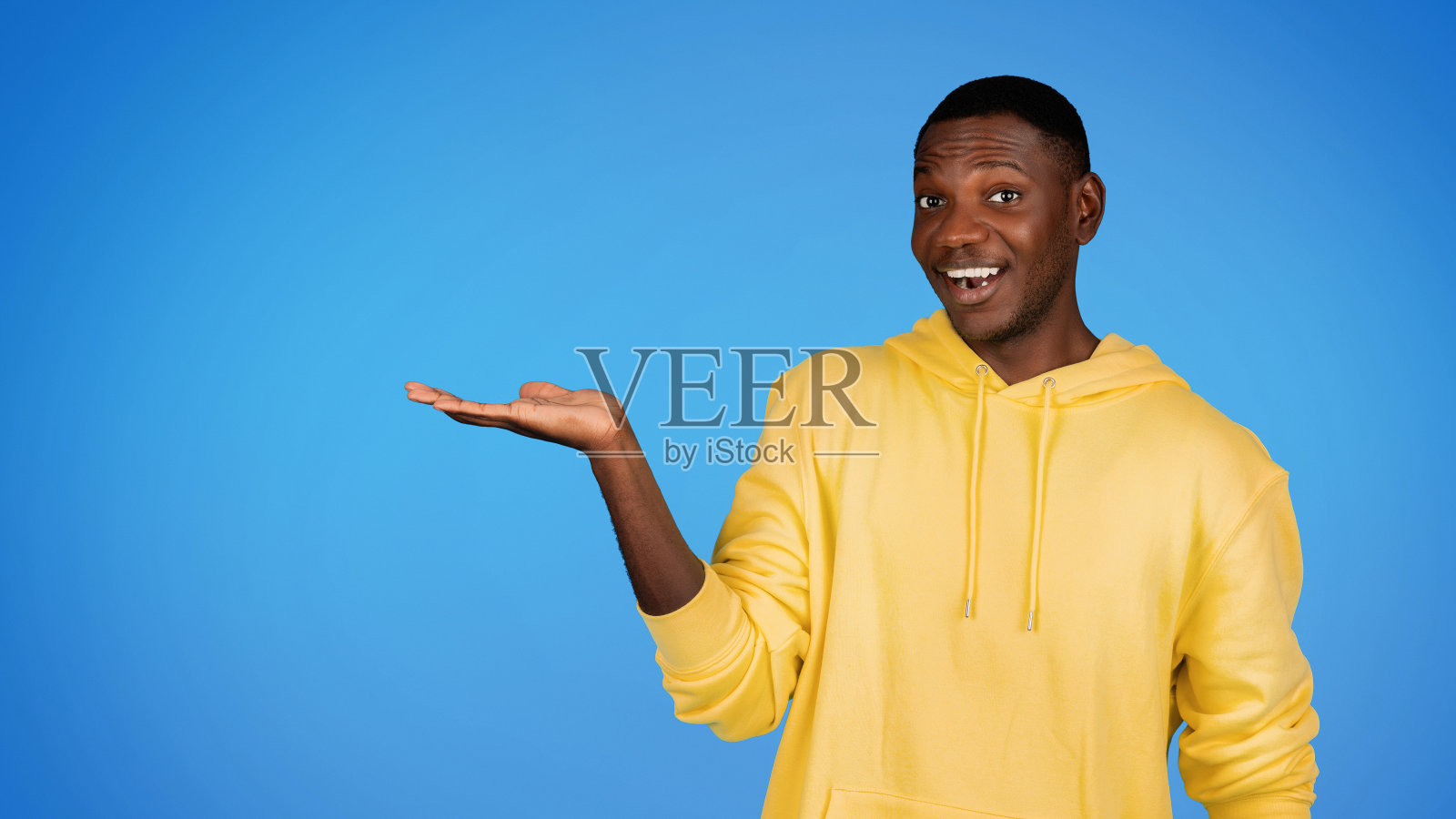 穿着连帽衫的千禧一代非洲裔美国人手里拿着复印空间照片摄影图片