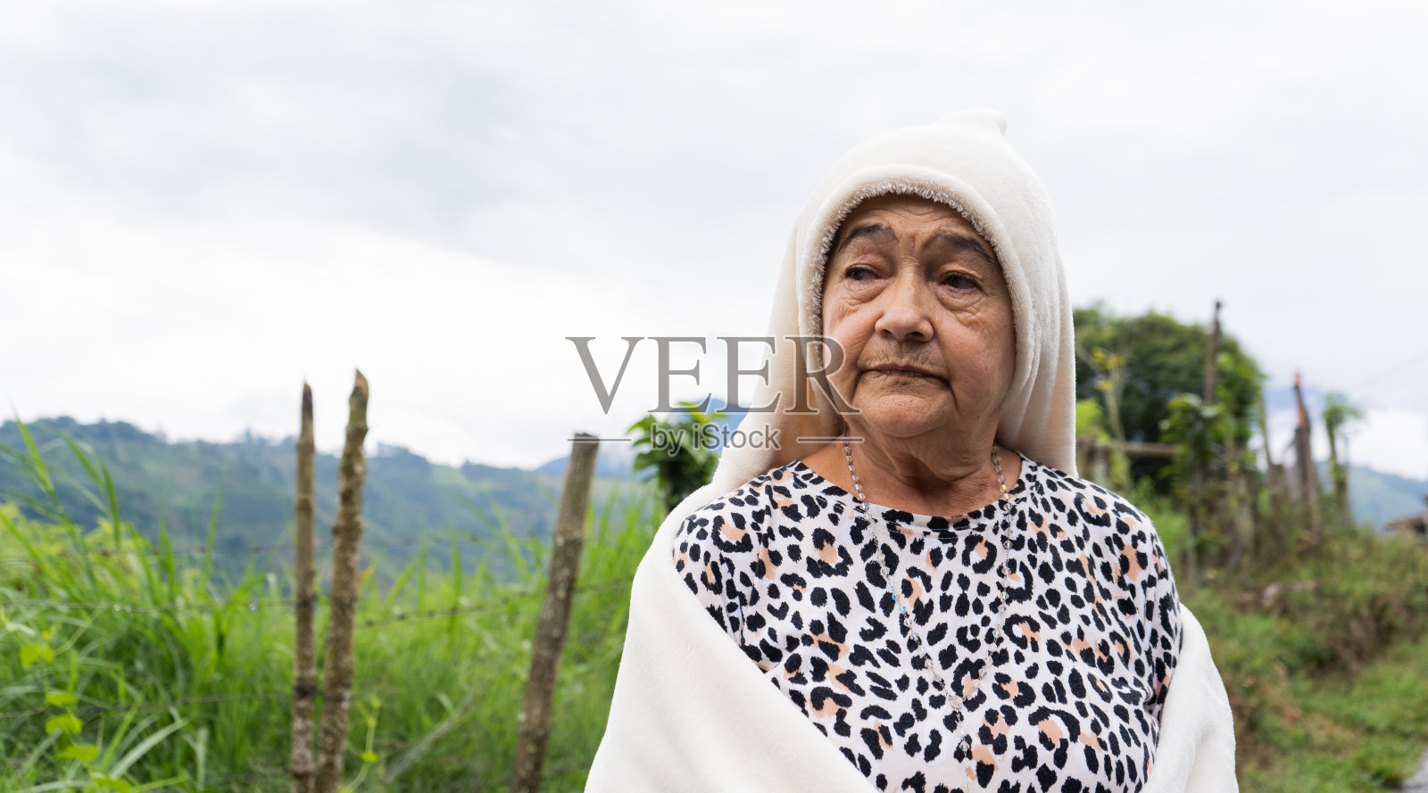 在户外穿着大衣的成年妇女的肖像照片摄影图片