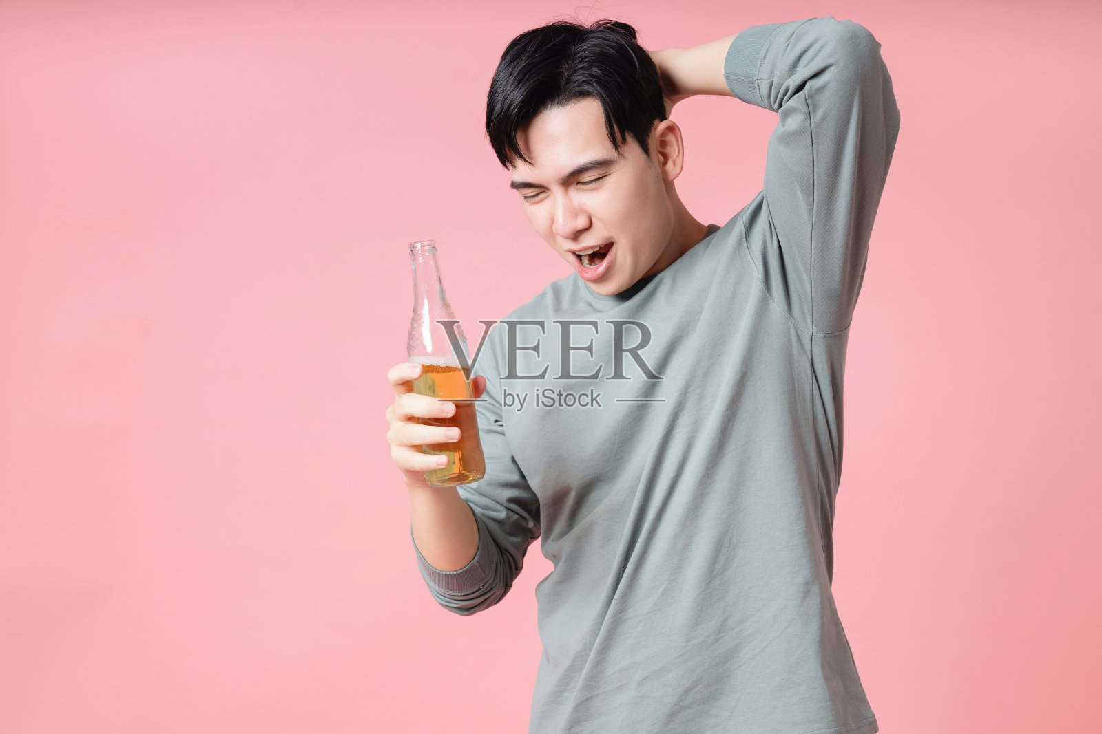 年轻的亚洲男子喝酒的背景照片照片摄影图片