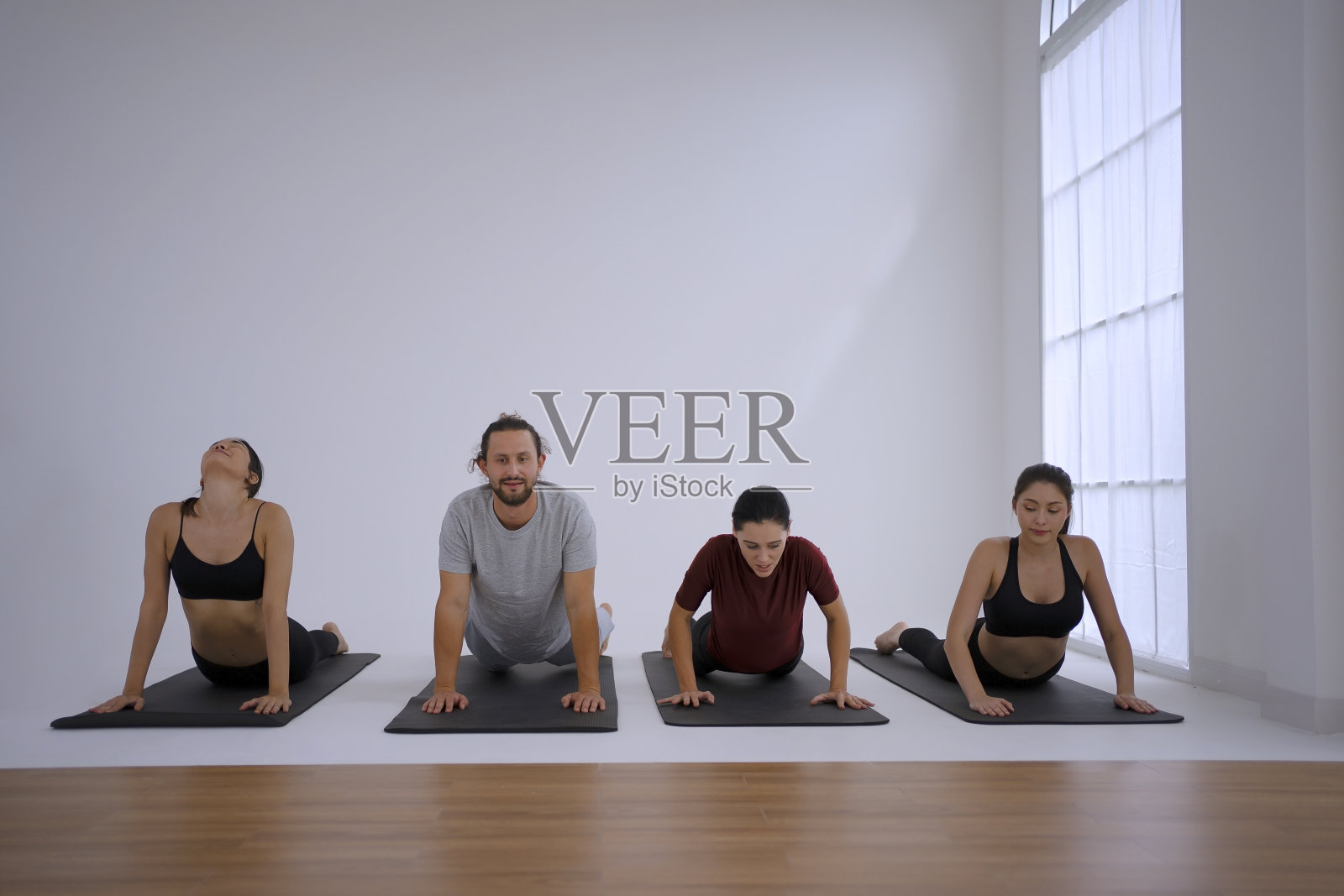 一群人在练瑜伽。照片摄影图片