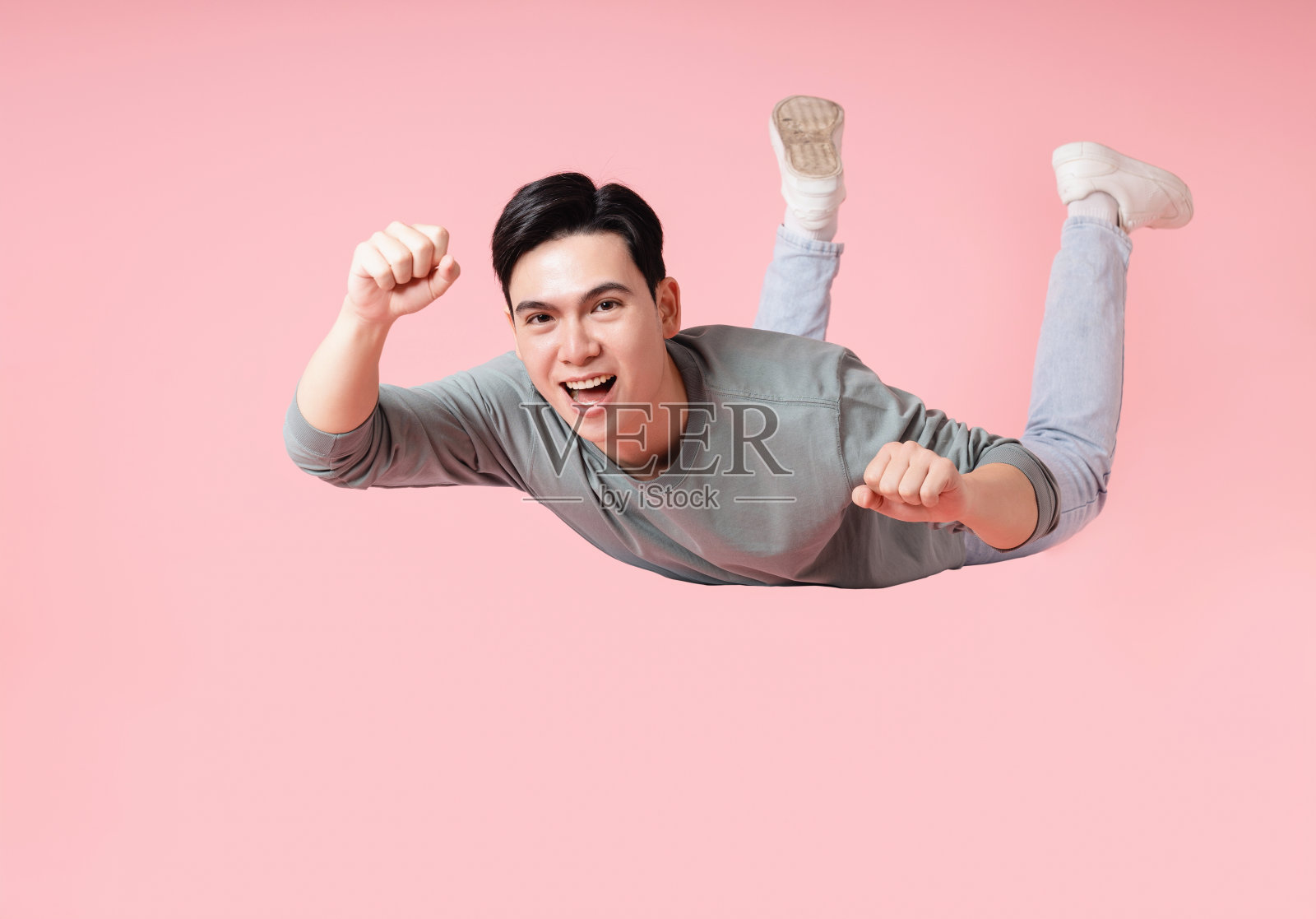 年轻的亚洲男子飞行的背景照片照片摄影图片