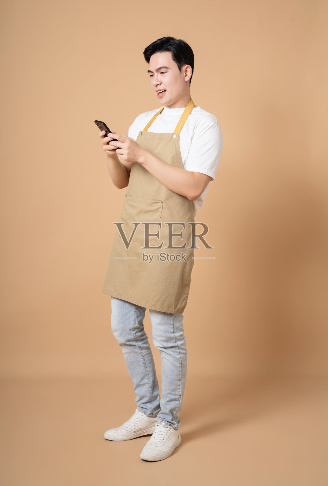 背景是年轻亚洲男子的照片照片摄影图片