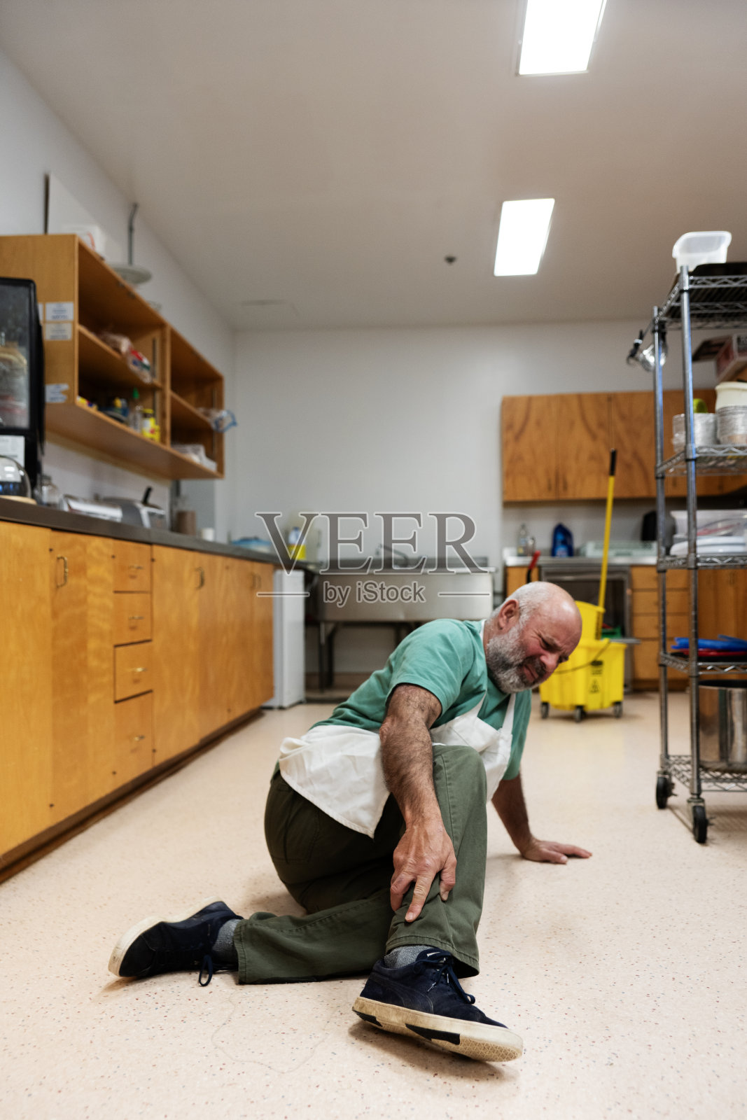 在厨房滑倒照片摄影图片