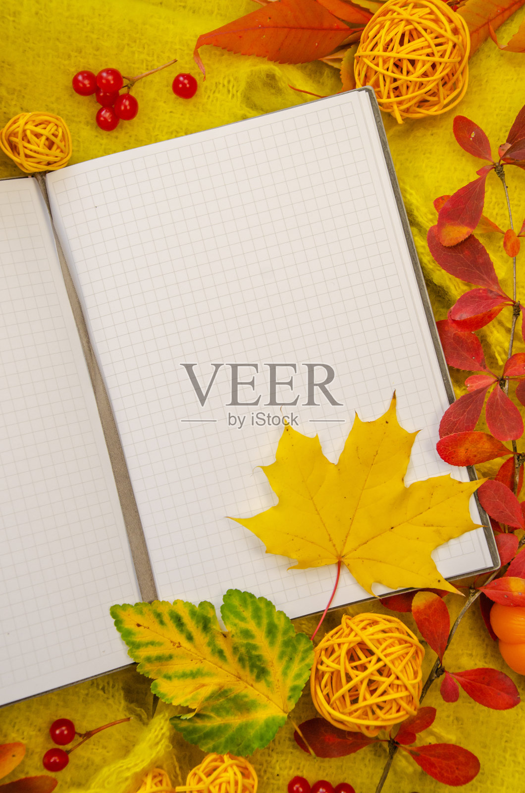 秋天的构图背景针织与垂直的工作空间规划师空白笔记本,美丽的红黄金色的叶子。俯视图,平躺,复古色调。秋天放松概念复制空间照片摄影图片